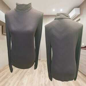 Adult Women's Fabletics Turtleneck Long-Sleeve Top